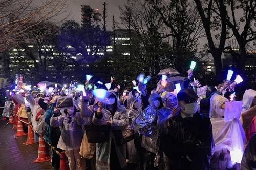 지난달 25일 밤 일본 국회 주변에서 열린 개헌 반대 집회에 응원봉을 든 시위대가 대거 참가했다. 교도연합뉴스