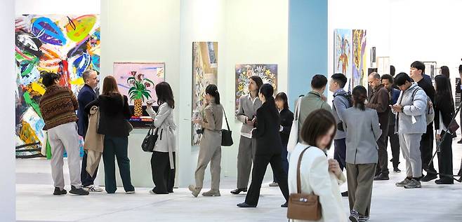 2일 서울 강남구 세텍(SETEC)에서 막을 올린 '아트오앤오 2026' 프리뷰 행사에서 방문객들이 독일 쾰른과 서울을 기반으로 활동하는 야리라거 갤러리 부스를 관람하고 있다. 한주형 기자