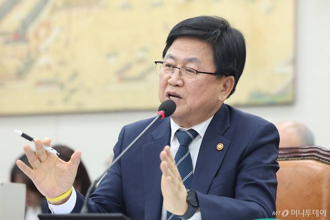 (서울=뉴스1) 신웅수 기자 = 최교진 교육부 장관이 1일 서울 여의도 국회에서 열린 교육위원회 전체회의에서 의원 질의에 답변하고 있다. 2026.4.1/뉴스1 Copyright (C) 뉴스1. All rights reserved. 무단 전재 및 재배포, AI학습 이용 금지. /사진=(서울=뉴스1) 신웅수 기자