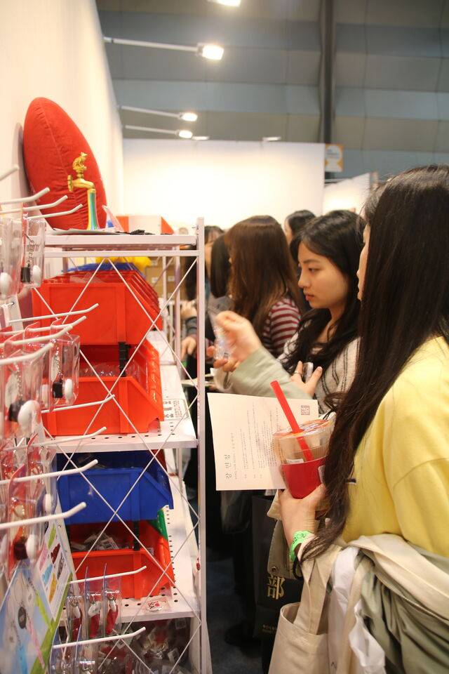 2026 서울국제불교박람회에서 청년들이 불교 굿즈를 고르고 있다.