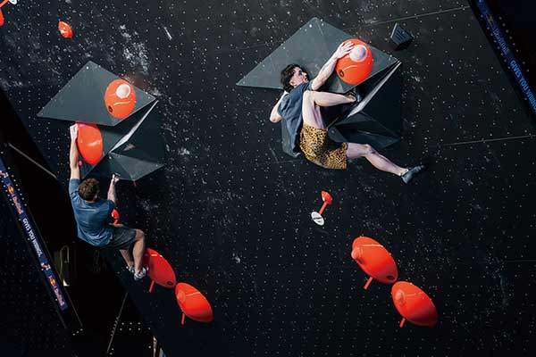 남자부 우승을 차지한 맥스 밀너(오른쪽)가 콜린 더피(왼쪽)와 양쪽에서 경쟁하며 오르고 있다. 사진 스테판 보이틀.