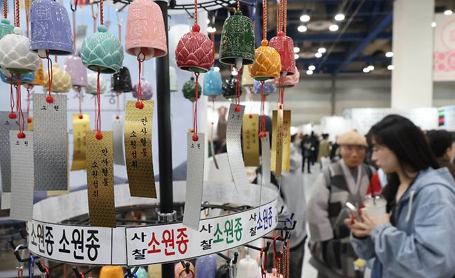 2일 서울 강남구 코엑스에서 열린 '2026 서울국제불교박람회 & 제14회 붓다아트페어'에서 관람객들이 부스를 둘러보고 있다. 대한불교조계종이 주최하는 '서울국제불교박람회'와 '붓다아트페어'는 한국 전통불교문화산업 활성화를 위한 국내 전통불교문화산업 박람회다.