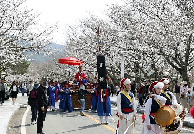 ‘2024 영암왕인문화축제’ 왕인박사 테마퍼레이드. 영암군 제공