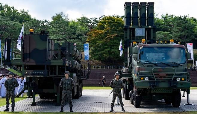 지난해 공개 행사에서 전시된 한국산 중거리 지대공 유도무기체계 천궁-II. 뉴욕타임스는 2일(현지시간) 이란 전쟁을 계기로 천궁-II의 실전 성과와 한국 방산의 가격·납기 경쟁력을 조명했다. AP 연합뉴스