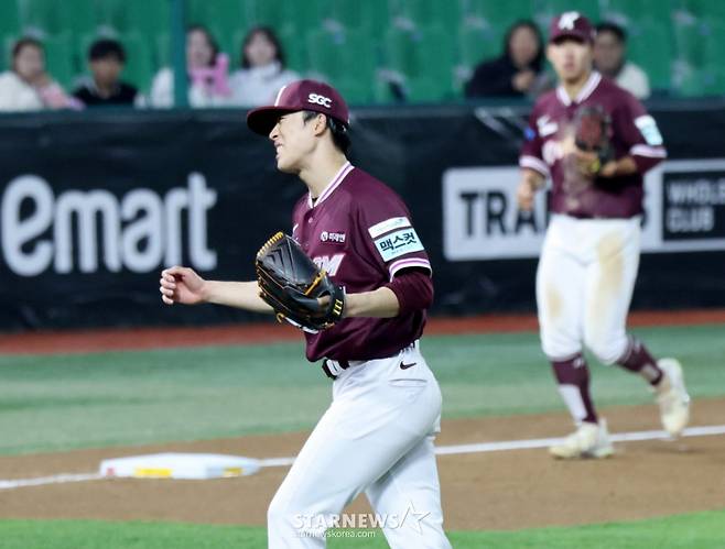 키움 히어로즈 투수 배동현이 1일 인천 SSG랜더스필드에서 열린 SSG 랜더스전에서 5회말 최정을 삼진으로 돌려세우고 포효하고 있다. /사진=강영조 선임기자