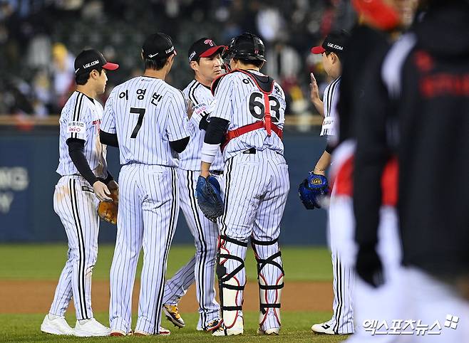 1일 오후 서울 잠실야구장에서 열린 '2026 신한 SOL Bank KBO리그' KIA 타이거즈와 LG 트윈스의 경기, LG가 KIA를 상대로 7:2 승리를 거두며 연패를 끊었다. 이날 경기를 승리로 마친 LG 선수들이 기뻐하고 있다. 잠실, 고아라 기자