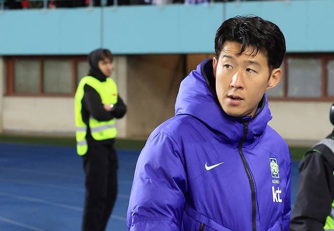 홍명보 감독이 이끄는 대한민국 축구 대표팀이 1일(한국시간) 오스트리아 빈에 있는 에른스트 하펠 스타디온에서 열린 오스트리아와의 3월 두 번째 평가전에서 0-1로 패했다. 마르셀 자비처에게 결승 골을 내주면서 한국은 7년 만에 처음으로 2경기 연속 무득점 경기를 당했다. 한국은 지난달 28일 코트디부아르전 0-4 충격패를 당하며 출발했다. 가상의 남아프리카공화국인 코트디부아르의 1.5군을 상대로 무려 4골을 헌납하며 무너졌다. 2026년부터 실시간으로 경기 결과가 반영되는 FIFA 랭킹에서 한국은 무려 3계단 떨어진 25위(1588.66점)로 가라앉았다. 한국을 꺾은 24위 오스트리아(1593.45점)보다 아래로 내려갔다. 연합뉴스