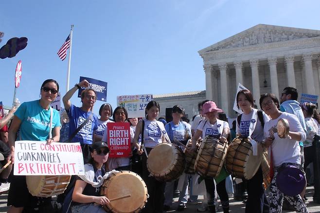 연방대법원 앞 시위에 동참한 한국계 시위대 (워싱턴=연합뉴스) 백나리 특파원 = 1일(현지시간) 도널드 트럼프 미 대통령의 출생시민권 금지 행정명령이 적법한지를 두고 변론을 연 연방대법원 앞에서 한국계 시위대가 북과 꽹과리를 들고 시위에 동참했다. 2026.4.2. nari@yna.co.kr