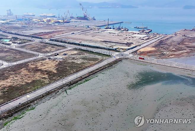 새로운 '세월호 둥지' (목포=연합뉴스) 정다움 기자 = 해양수산부는 2일 세월호 선체 이전을 위한 기초 자료 조사가 막바지 단계에 들어갔다고 밝혔다.
목포신항에 거치된 세월호는 현재 위치로부터 2㎞ 떨어진 고하도 앞바다 유휴 부지로 오는 2028년 옮겨져 거치될 예정이다.
사진은 이날 찍은 유휴 부지의 모습. 2026.4.2 daum@yna.co.kr