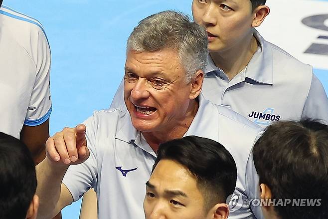 작전 지시하는 대한항공 헤난 감독 (인천=연합뉴스) 임순석 기자 = 2일 인천 계양체육관에서 열린 프로배구 2025-2026 V리그 남자부 챔피언결정전 대한항공과 현대캐피탈 1차전 경기. 대한항공 헤난 달 조토 감독이 작전을 지시하고 있다. 2026.4.2 soonseok02@yna.co.kr