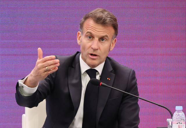 에마뉘엘 마크롱 프랑스 대통령이 3일 서울 여의도 FKI타워에서 열린 한-프랑스 경제계 미래대화 폐회식에서 마무리 발언을 하고 있다 사진연합뉴스