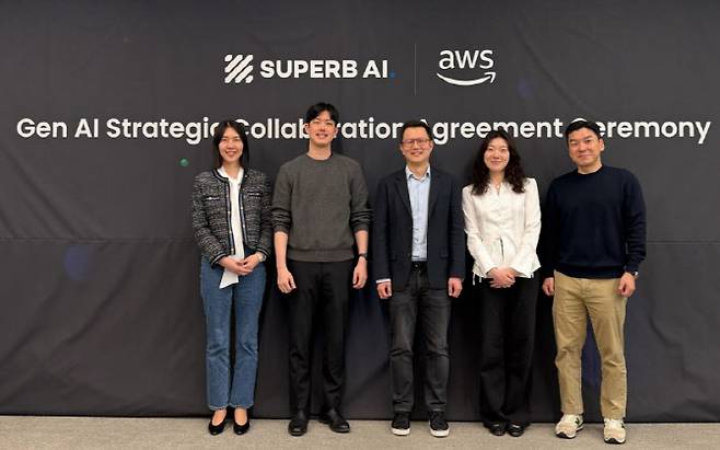 슈퍼에이아이와 AWS의 '생성형 AI 전략적 협력협약식' 모습. 왼쪽부터 방희란 AWS 한국 파트너 총괄, 김현수 슈퍼브에이아이 대표, 이재민 슈퍼브에이아이 사업본부장, 박주희 슈퍼브에이아이 파트너쉽 매니저, 김영태 AWS 한국 스타트업 세일즈 총괄. (사진=슈퍼에이아이)