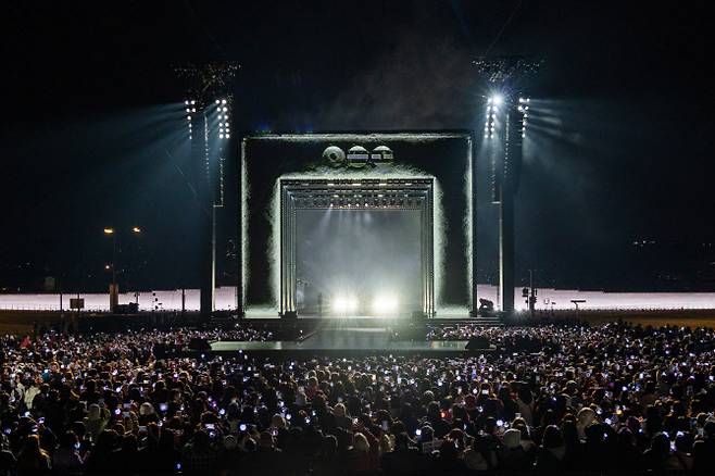 그룹 방탄소년단(BTS)이 3월 21일 서울 광화문 광장에서 정규 5집 ‘아리랑’(ARIRANG) 발매를 기념해 무료 공연 ‘BTS 컴백 라이브: 아리랑’(BTS THE COMEBACK LIVE|ARIRANG)을 열고 있다. (사진=빅히트뮤직·넷플릭스)