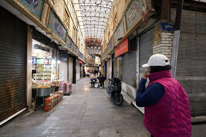 이란 수도 테헤란에서 전쟁 이후 대다수 상점들이 문을 닫았다.(사진=AFP)