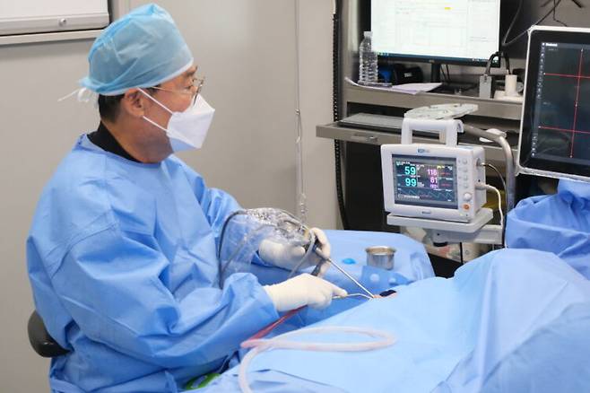 하나이비인후과병원 이상덕 병원장이 코 내시경 수술을 하고 있다. 사진=하나이비인후과병원