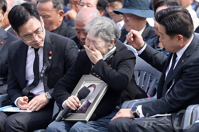 3일 오전 제주4·3평화공원에서 열린 제78주년 4·3 희생자 추념식에서 70여 년만에 친아버지의 자녀로 가족관계등록부를 정정한 고계순 씨(78)가 친아버지의 영정을 품에 안고 오열하고 있다. 2026.4.3 ⓒ 뉴스1 오미란 기자