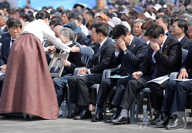 3일 오전 제주4·3평화공원에서 열린 제78주년 4·3 희생자 추념식에서 유족 고계순 씨(78)의 사연이 소개되자 김민석 국무총리와 우원식 국회의장 등 참석자들이 눈물을 흘리고 있다. 2026.4.3 ⓒ 뉴스1 오미란 기자