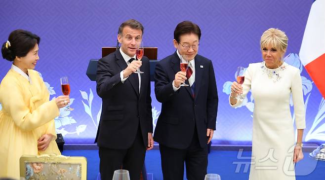 이재명 대통령과 에마뉘엘 마크롱 프랑스 대통령이 3일 청와대 영빈관에서 열린 국빈 방한 환영 오찬에서 건배를 하고 있다. 2026.4.3 ⓒ 뉴스1 허경 기자