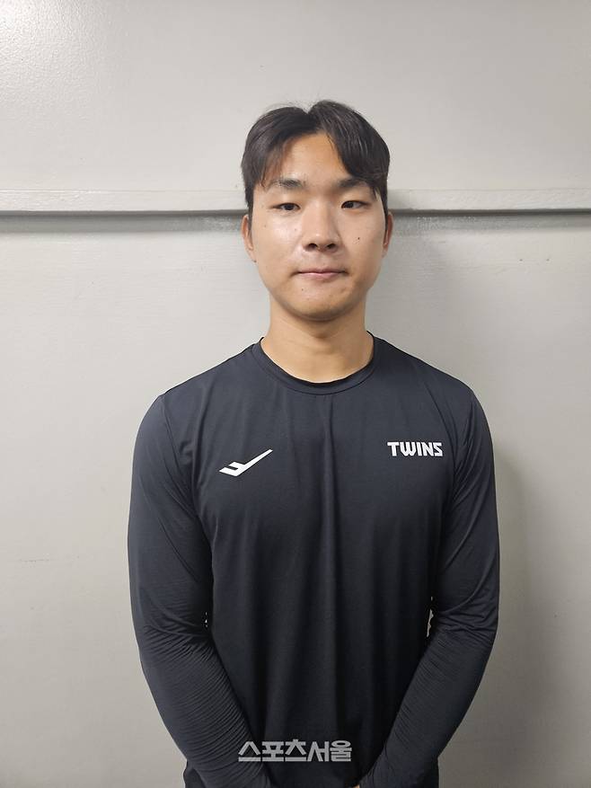 LG 우강훈이 2일 서울 잠실구장에서 열린 2026 KBO리그 정규시즌 KIA전에 앞선 취재진 인터뷰 후 포즈를 취하고 있다. 잠실 | 강윤식 기자 skywalker@sportsseoul.com