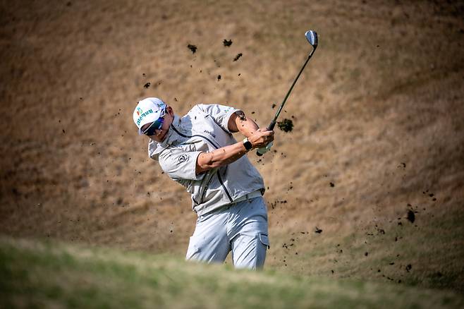 김홍택이 다부진 표정으로 아이언 샷하고 있다. 사진 | 아시안투어