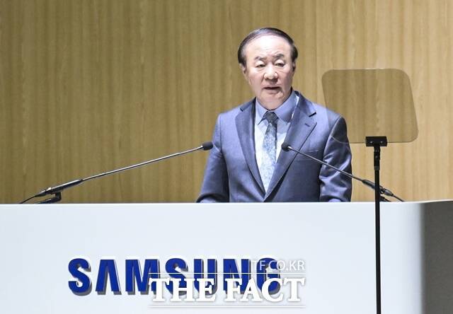 전영현 삼성전자 대표이사 부회장 겸 DS부문장이 지난달 18일 경기 수원 수원컨벤션센터에서 열린 제57기 삼성전자 정기 주주총회에서 인사말을 하고 있다. /임영무 기자