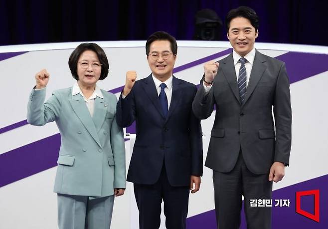 더불어민주당 추미애, 김동연, 한준호 경기도지사 경선후보(왼쪽부터)가 지난달 30일 서울 마포구 상암동 MBC 신사옥에서 열린 '더불어민주당 경기도지사 후보자 합동토론회'에서 기념촬영하고 있다.2026.03.30 국회사진기자단