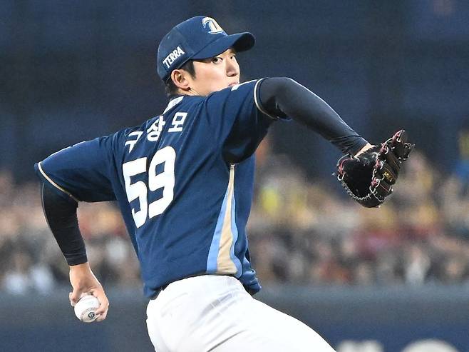 NC 구창모가 3일 광주 KIA전에서 1회 투구하는 모습. /뉴시스