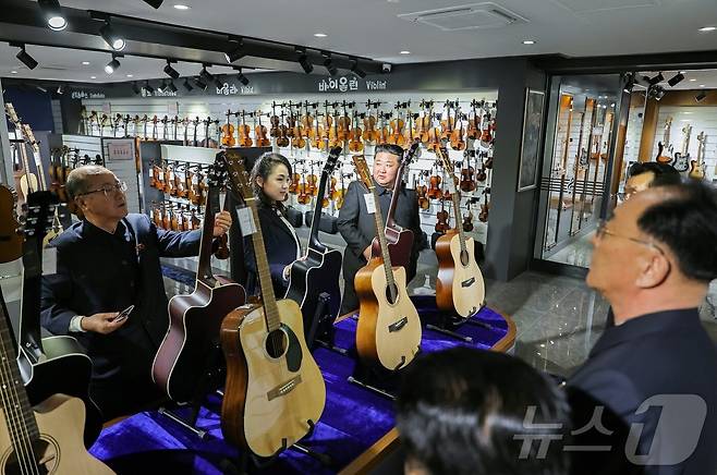 북한 노동당 기관지 노동신문은 3일 1면에서 “경애하는 김정은 동지께서 개업을 앞둔 화성지구 4단계 구역의 여러 봉사시설을 둘러보시면서 운영 준비 정형을 료해(파악)하시었다”라고 보도했다. 김 총비서와 딸 주애가 악기 판매점을 둘러보고 있다. 평양 노동신문=뉴스1