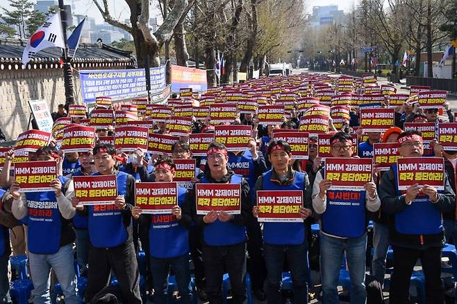 HMM 육상노동조합이 지난 2일 본사 부사 이전 저지를 위한 조합원 총회 및 총력투쟁 결의대회를 하고 있다. HMM 육상노동조합 제공