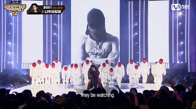 지난 2일 엠넷 ‘쇼미더머니12’ 최종 승자를 가리는 방송에서 김하온의 무대에 식케이의 영상이 나오고 있다. /사진=유튜브 Mnet TV 채널 캡처