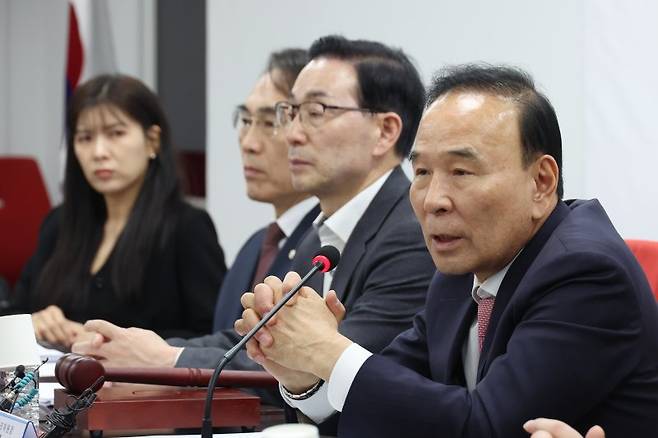 박덕흠 국민의힘 공천관리위원장이 2일 서울 여의도 당사에서 열린 공천관리위원회 회의에서 발언하고 있다. 뉴시스