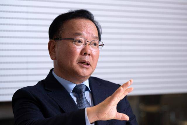 6·3 지방선거 대구시장에 출마하는 더불어민주당 소속 김부겸 전 국무총리가 1일 서울 중구 한국일보사에서 본보와 인터뷰하고 있다. 박시몬 기자