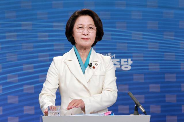 추미애 더불어민주당 의원이 1일 서울 양천구 SBS 목동 스튜디오에서 열린 '민주당 경기지사 후보자 2차 TV 합동토론회'의 준비를 하고 있다. 뉴시스