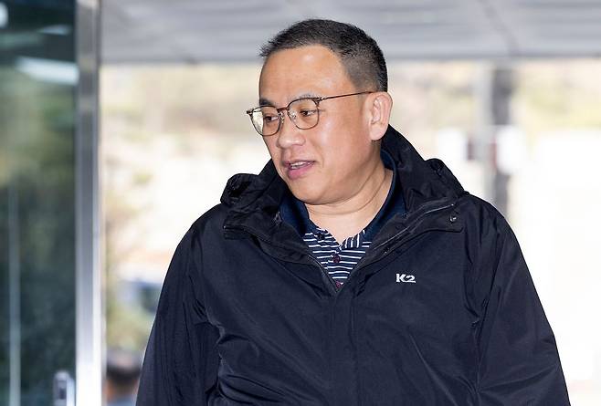 명태균씨가 3일 서울 서초구 서울중앙지방법원에서 열린 오세훈 서울시장의 여론조사비 대납 의혹 사건 1심 공판에 증인으로 출석하고 있다. 뉴스1