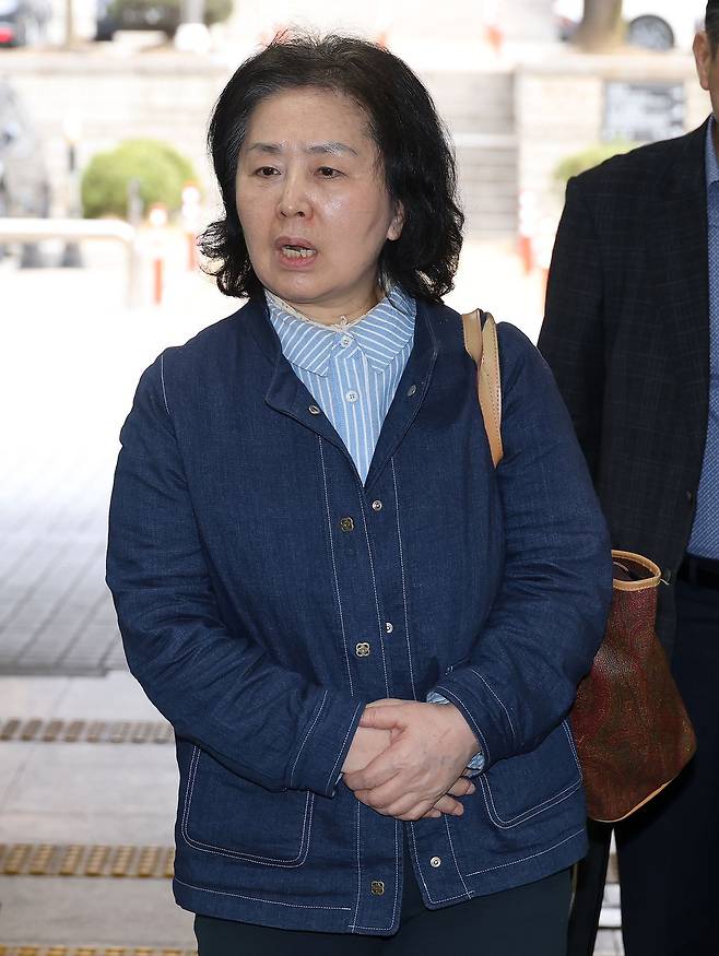 김영선 전 국민의힘 의원이 1일 오전 서울 서초구 서울중앙지법에서 열리는 오세훈 서울시장의 여론조사 대납 의혹 사건 1심 속행 공판에 증인신문을 위해 출석하고 있다. 사진공동취재단