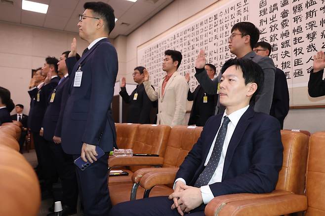 쌍방울 대북송금 사건을 담당했던 박상용 검사가 3일 서울 여의도 국회에서 열린 윤석열정권정치검찰조작기소의혹사건진상규명국정조사특별위원회 전체회의에 증인으로 출석해 증인 선서를 거부하고 있다. 뉴스1