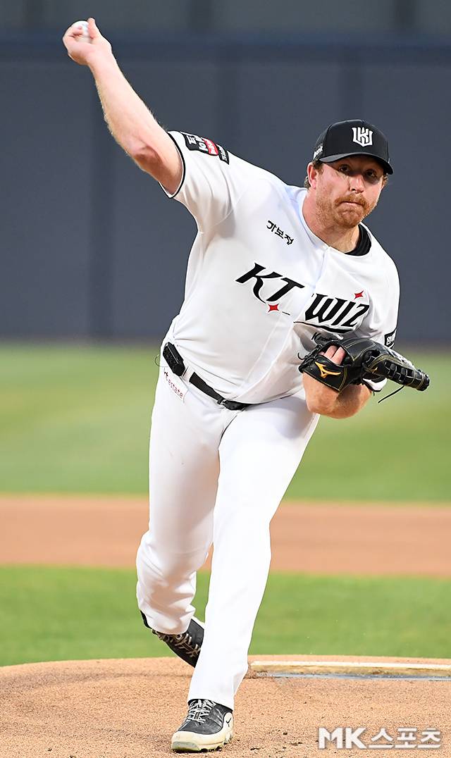 3일 수원 KT위즈파크에서 ‘2026 프로야구’ 삼성 라이온즈와 KT위즈의 경기가 열렸다. KT 선발 사우어가 역투하고 있다. 사진(수원)=천정환 기자