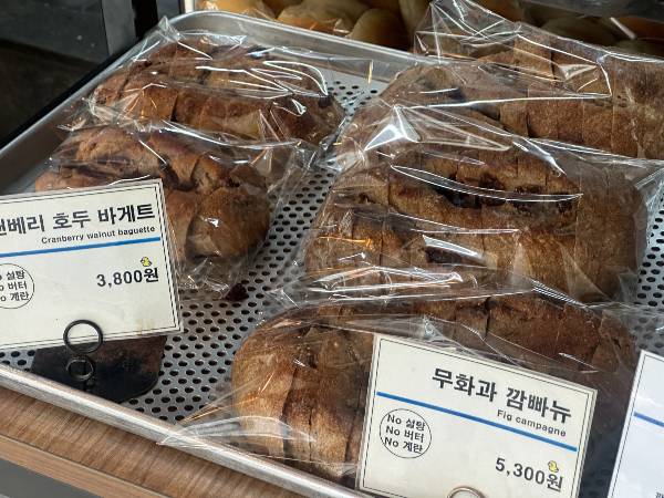 브레드덕의 크랜베리 호두 바게트와 무화과 깜빠뉴. /사진=다이어리알