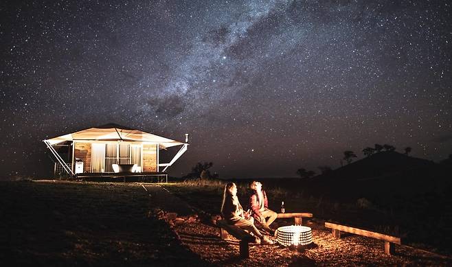 청정대기를 뚫고 별이 쏟아지는 시에라 이스케이프. 은하수가 훤히 보인다.