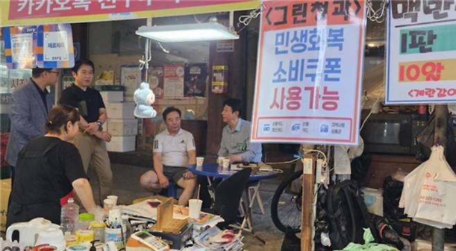 지난해 7월 25일 이훈기 의원이 금요일 동네한바퀴를 통해 인천 만수시장을 찾은 모습. 이 의원실 제공