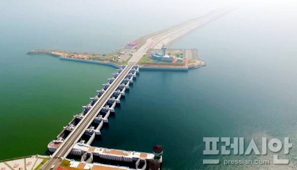 ▲ 새만금 방조제 수문 전경. 수질 개선의 핵심 변수로 꼽히는 수문 운영과 유통 구조 변화가 향후 정책 전환의 주요 과제로 부각되고 있다. ⓒ전북도