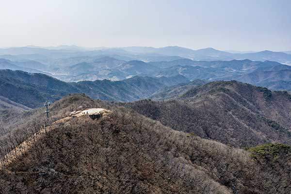 청양은 충청도의 산골이다. 전망데크와 헬기장이 있는 칠갑산 정상 너머로 낮은 첩첩산중이 펼쳐진다.
