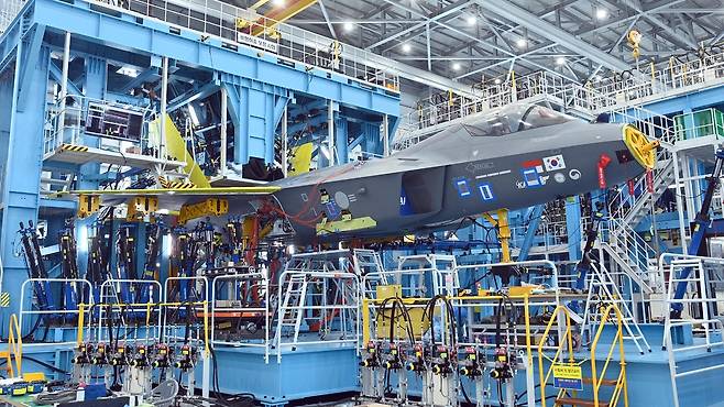 KF-21 기체가 구조시험동에서 시험을 하고 있다. 세계일보 자료사진