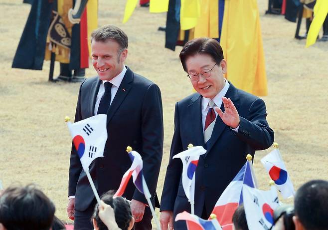 이재명 대통령과 에마뉘엘 마크롱 프랑스 대통령이 3일 청와대에서 열린 공식환영식에서 환영받고 있다. 뉴시스