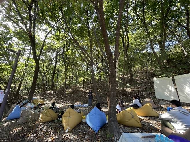 서울 강북구 북한산에서 지난해 9월 ‘숲태교 프로그램’이 진행되고 있다. 강북구 제공