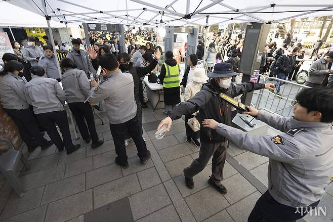 3월24일 경찰이 서울 광화문광장을 지나는 시민들의 몸수색을 하고 있다. ⓒ시사IN 이명익