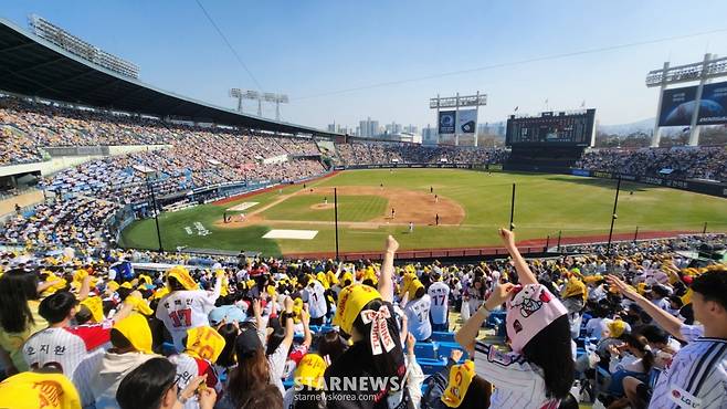 2026 신한 SOL Bank KBO리그 공식 개막전 LG 트윈스 대 KT 위즈 경기가 28일 서울 잠실야구장에서 열렸다. 잠실 구장을 가득 매운 만원 관중이 응원을 하며 명승부를 즐기고 있다. /사진=김진경 대기자