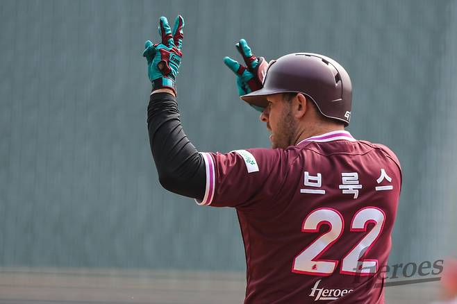 키움 히어로즈 외국인 타자 트렌턴 브룩스가 3일 서울 고척스카이돔에서 열린 2026 신한 SOL KBO리그 LG 트윈스와의 팀 간 1차전에서 4안타를 몰아치며 팀의 홈 개막전 승리를 이끌었다. 사진 키움 히어로즈