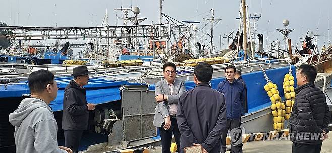 기름값 급등 대책 논의하는 선주들 (서귀포=연합뉴스) 김호천 기자 = 3일 오전 제주 서귀포항에서 서귀포어선주협회 소속 선주들이 정박한 연승어선 앞에서 고유가 대책 등에 관해 이야기를 나누고 있다. 2026.4.3 khc@yna.co.kr