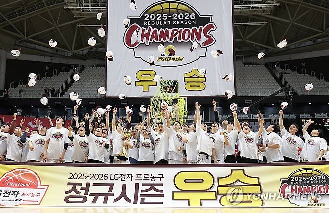 프로농구 정규리그 우승 차지한 창원 LG (수원=연합뉴스) 홍기원 기자 = 3일 경기도 수원KT소닉붐아레나에서 열린 프로농구 수원 KT 소닉붐과 창원 LG 세이커스의 경기. 이 경기에서 승리하며 정규리그 우승을 차지한 LG 선수들이 모자를 던지며 기뻐하고 있다. 2026.4.3 xanadu@yna.co.kr